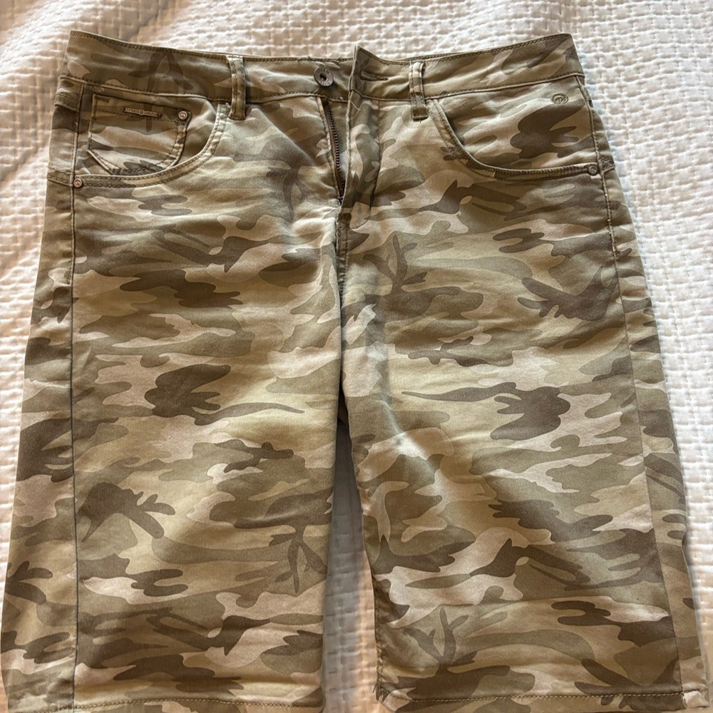 Women’s Camouflage Cargo Shorts